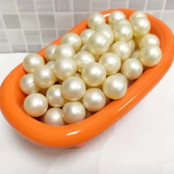 Caja Regalo 70 Perlas De Baño Con Aroma A Coco - Con Aceite De Soja - Hidrata, Suaviza Y Perfuma La Piel - Forma Bola
