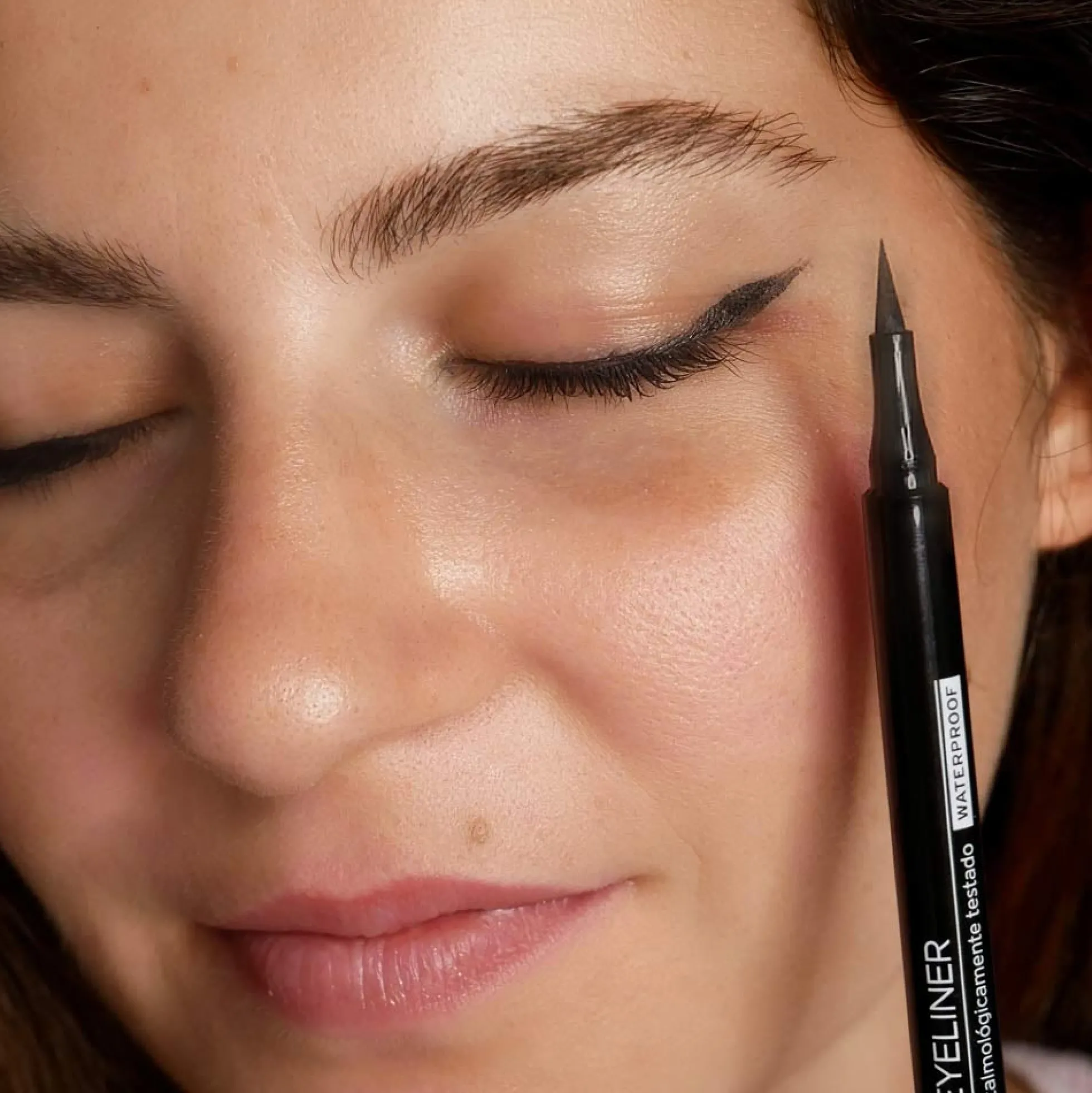Eyeliner Negro Camaleon Cosmetics