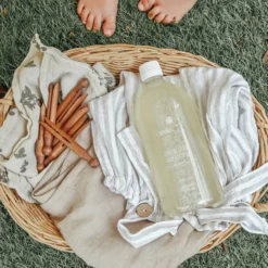 Jabón Natural para la Ropa del Bebé Carelia 1L (Piel Sensible, Prendas Delicadas, Primera Puesta)