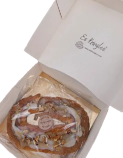 Postre de nueces kringle (Es Kringles) con caramelo a la sal y glaseado- 250-300 g