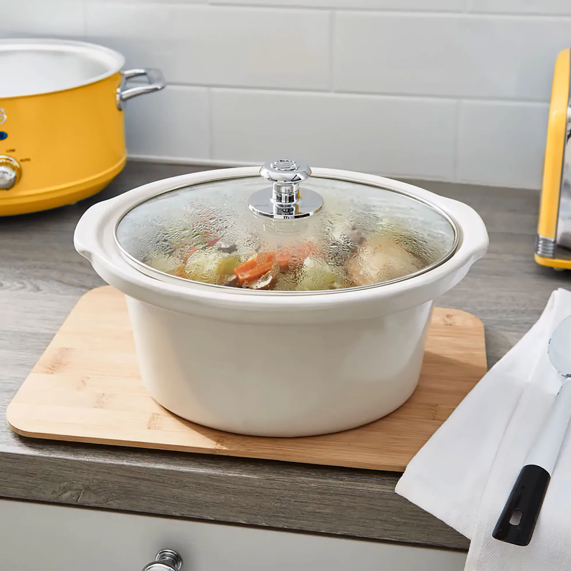 Swan Retro Olla Cocción Lenta, 6,5l, Recipiente Extraíble Antiadherente Cerámica Libre Pfoa, Sf17031yelneu, Amarillo
