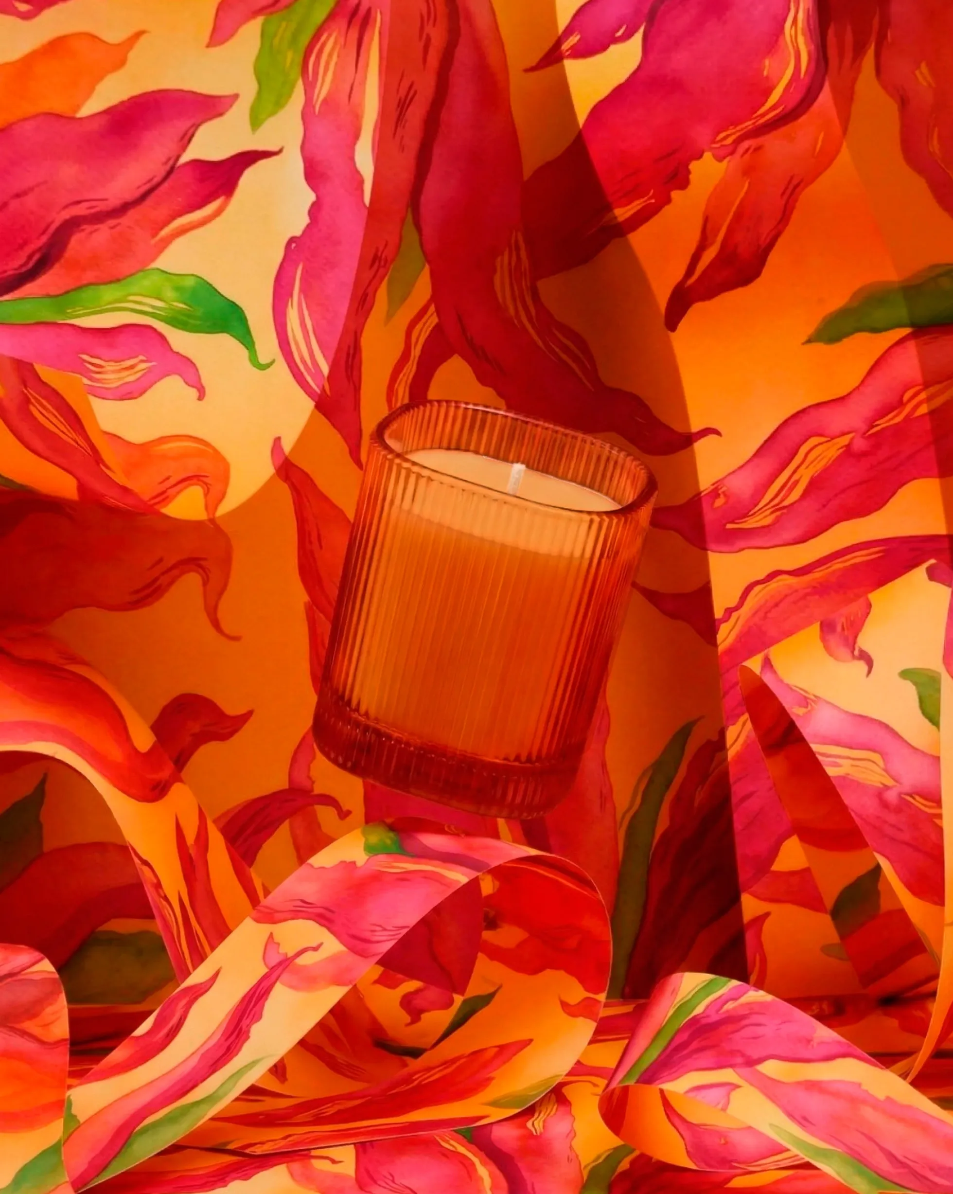 Vela perfumada Oriental Oud en vaso rayado naranja 9x8 cm Roura